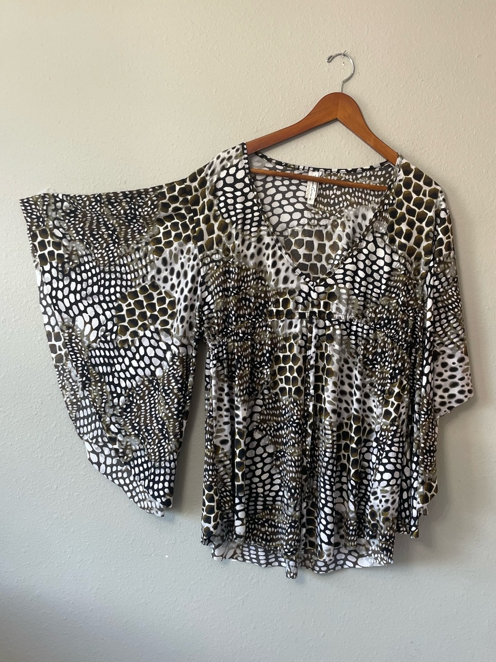 Kenneth Cole New York Animal Print Draped Bell Sleeve Blouse SZ LG